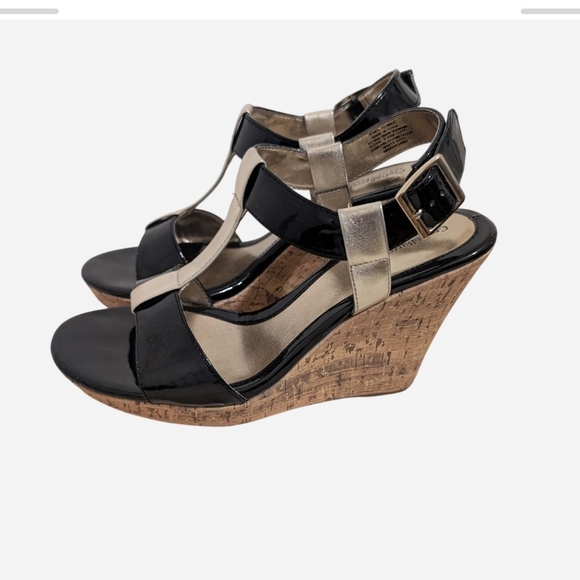 croft & barrow Shoes - Pre-owned Croft & Barrow Black and Gold Wedge Sandals